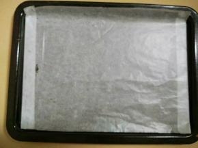 烤盘铺上油纸备用。
