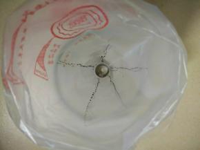 裱花袋置于杯中，用筷子沾上色素画上放射性线条，线条尽量画粗大长点。