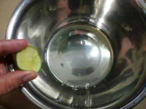 蛋白滴入柠檬汁。