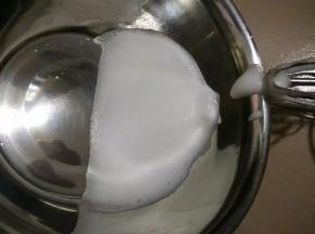 白糖分3次加入，打至湿性发泡。