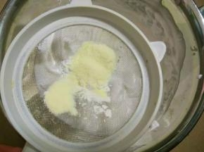 筛入奶粉和玉米淀粉。轻轻从下往上翻拌均匀（翻几下就可以，不过度翻拌）