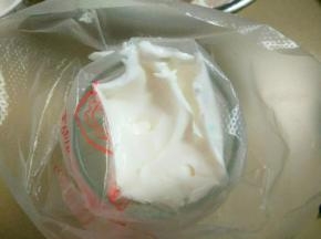 将蛋白霜倒入裱花袋中。