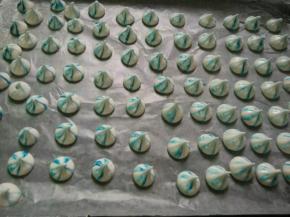 在烤盘上挤出漂亮的蛋白霜（挤时手要垂直下去，挤出形状后快速提起，头部就有美美的小弯勾。）