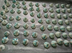 在烤盘上挤出漂亮的蛋白霜（挤时手要垂直下去，挤出形状后快速提起，头部就有美美的小弯勾。）