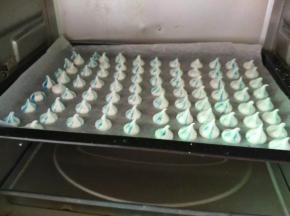 放入预热100度烤箱，中层烤60分钟。（具体时间根据自家烤箱脾气和蛋白霜的大小调整）