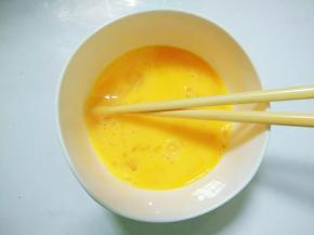 鸡蛋磕入碗里搅匀备用。