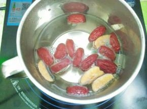 红枣洗净剪小块，去核。小锅适量水烧开，放入红枣煮10分钟。