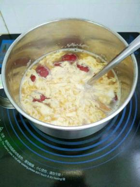 将鸡蛋液倒入小锅搅几下，煮开后放入红糖搅匀即可。