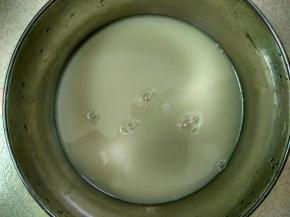 温水中加入白糖和酵母搅匀，静置5分钟。