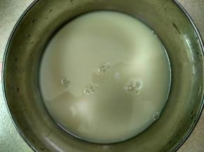 温水中加入白糖和酵母搅匀，静置5分钟。