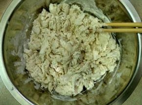 将酵母水慢慢倒入面粉中，边倒边搅拌成雪花状。