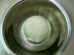 揉成光滑面团，放在温暖处发酵。