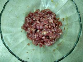 瘦肉剁成肉馅，加入盐，鸡精，蚝油，酱油搅匀腌制。