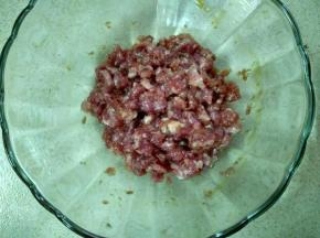 瘦肉剁成肉馅，加入盐，鸡精，蚝油，酱油搅匀腌制。