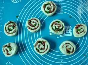 从下往上卷，尽量卷紧。