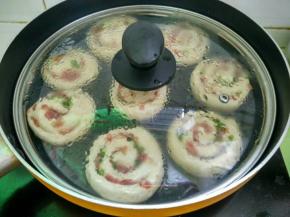 整成圆形，用手轻轻压扁放入抹油的盘子里，盖上保鲜膜静置15分钟。