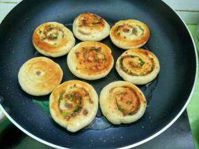 平底不粘锅倒入适量植物油烧七成热，转小火放入面饼，盖上盖1分钟，开盖翻面再加盖1分钟，开盖续煎。
