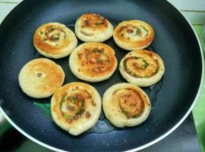 平底不粘锅倒入适量植物油烧七成热，转小火放入面饼，盖上盖1分钟，开盖翻面再加盖1分钟，开盖续煎。
