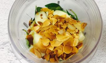 罗勒叶、杏仁片、蒜瓣、盐、黑胡椒粉，加入榨汁杯