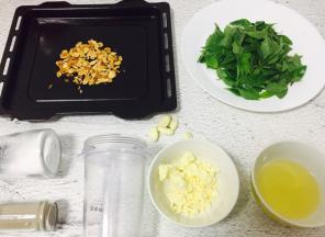 材料备好如图，我没有松子就换成杏仁片了～