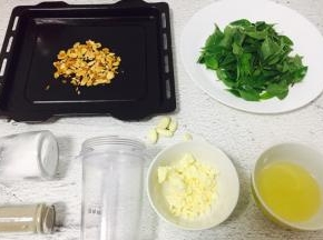 材料备好如图，我没有松子就换成杏仁片了～
