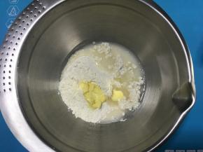 将挞皮材料中除片状黄油以外的材料混合，揉成面团。
