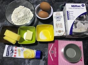 准备好所有的食材，片状黄油装保鲜袋，用擀面杖擀成适合的大小，放冰箱冷冻10分钟。