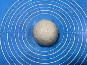 揉好的面团盖保鲜膜，放冰箱冷藏30分钟。