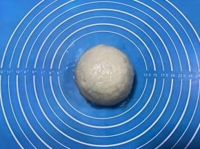 揉好的面团盖保鲜膜，放冰箱冷藏30分钟。
