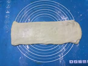 将面团再次擀成长方形。