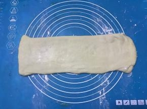 将面团再次擀成长方形。