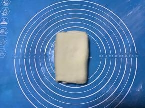 再次对折，盖保鲜膜松弛20分钟，如果家里温度高，可放冰箱冷藏松弛。