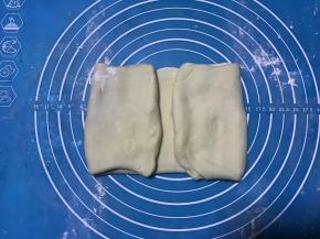 两边向中间折叠。