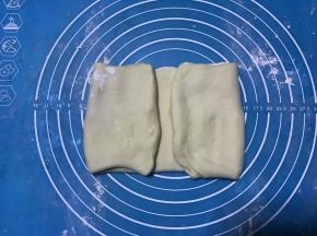 两边向中间折叠。