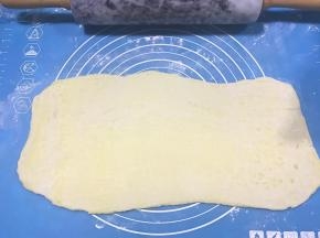 松弛好的面团重复第6-8步，再次对折好冷藏松弛后擀成面片。
