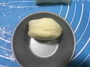 取一个小剂子，两头沾少许面粉向中间按，此时已经可以看出层次。