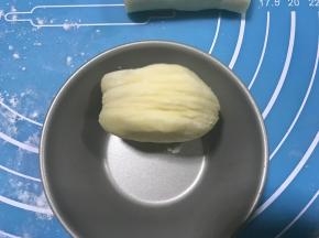 取一个小剂子，两头沾少许面粉向中间按，此时已经可以看出层次。