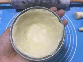 把面团用两个大拇指从中间向外一点点搓着按压，让面团填满模具，做好的蛋挞皮放冰箱冷藏30分钟再使用，如果一次做的多，可以放冷冻，随时吃的时候直接拿出来用就好。