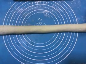 将面片卷起，放冰箱冷藏30分钟后切成8个小剂子。