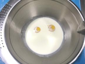 挞皮冷藏期间制作蛋挞液，将挞液中的所有材料倒入盆中，用手动打蛋器搅拌均匀后过筛，牛奶最好用常温的，这样容易搅拌均匀。