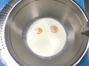 挞皮冷藏期间制作蛋挞液，将挞液中的所有材料倒入盆中，用手动打蛋器搅拌均匀后过筛，牛奶最好用常温的，这样容易搅拌均匀。