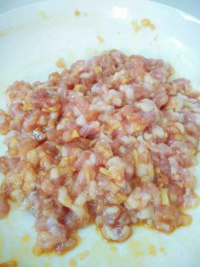 猪肉洗净沥干水分，，剁成肉馅，放入菜盘加入姜末，盐、鸡精、耗油、酱油、香油拌成馅料。