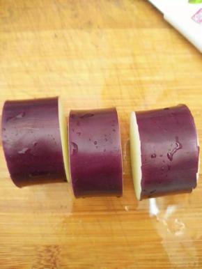 茄子去蒂，切成3厘米的厚圆片。