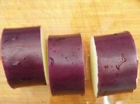 茄子去蒂，切成3厘米的厚圆片。