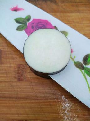 从中间切开（不要切断）呈合页状。