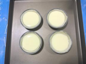 将蛋挞液倒入蛋挞皮中约8分满即可。