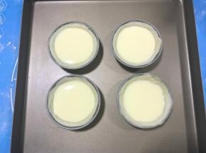 将蛋挞液倒入蛋挞皮中约8分满即可。