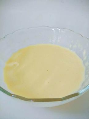 鸡蛋磕入碗里搅匀，加入少许盐、清水、面粉搅匀成浓面糊。