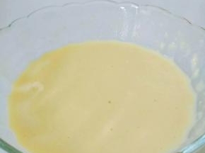 鸡蛋磕入碗里搅匀，加入少许盐、清水、面粉搅匀成浓面糊。