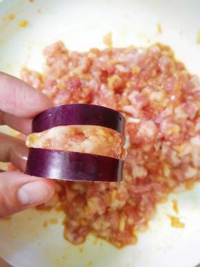 茄子中间酿入调好的馅料。